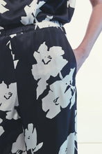Carica l'immagine nel visualizzatore di Gallery, F5WU28-FIORENERO - PANTALONE - liviana conti
